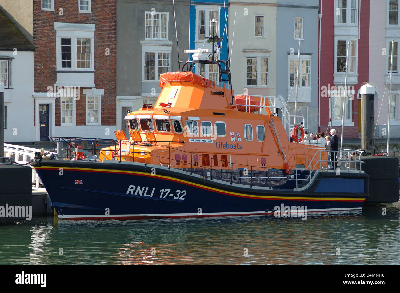 RNLI-Rettungsboot vor Anker bei Weymouth, Dorset, England, Uk Stockfoto