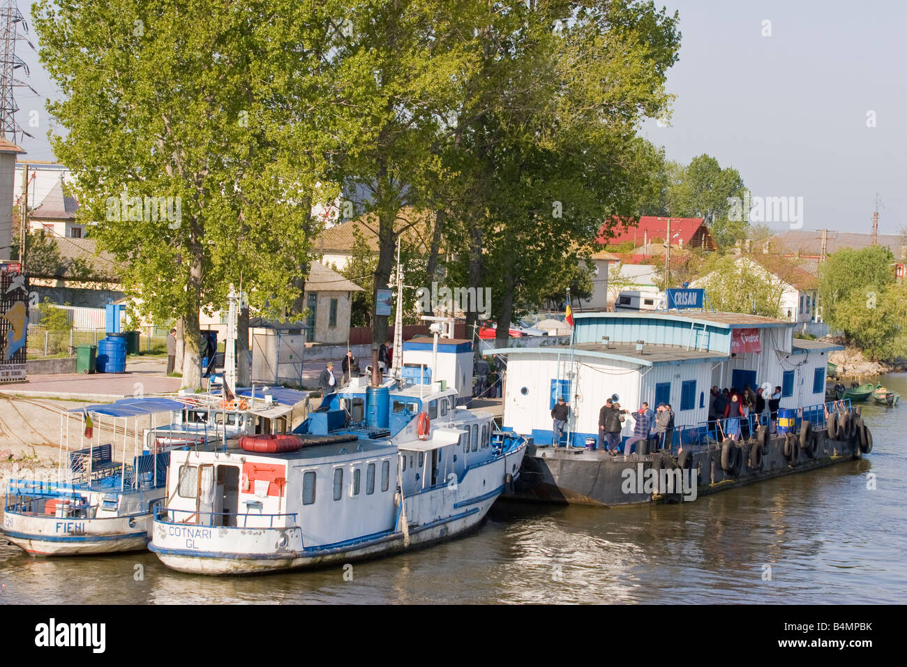 Touristische Schiffe am Fluss Donaudelta, Rumänien. Stockfoto