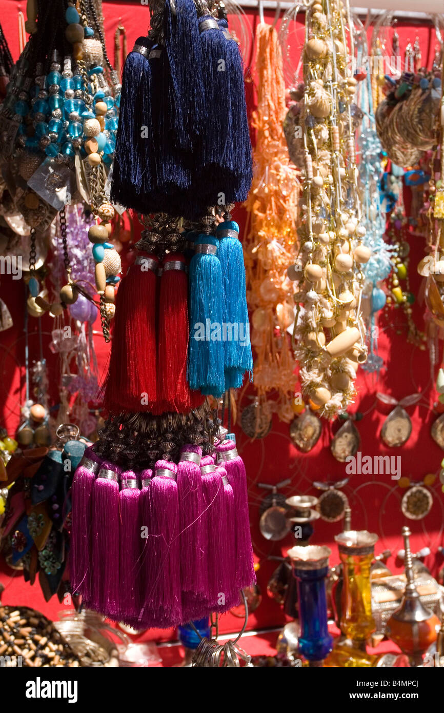Billig Schmuck und Quasten zu den Souks von Marrakesch verkauft  Stockfotografie - Alamy