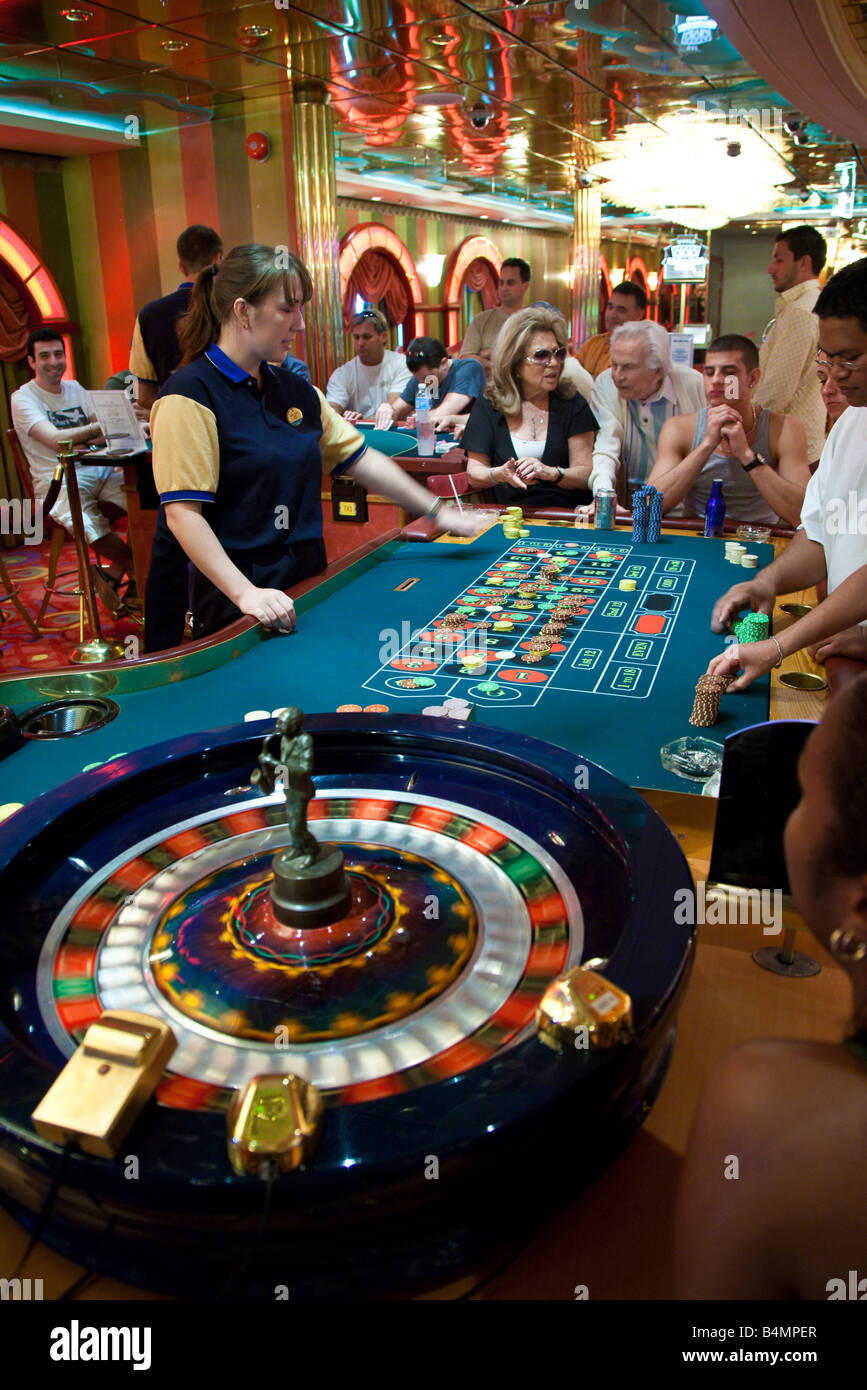 Spieler, die Roulette im Casino spielen auf Royal Caribbean Navigator of the Seas Kreuzfahrt Schiff Stockfoto