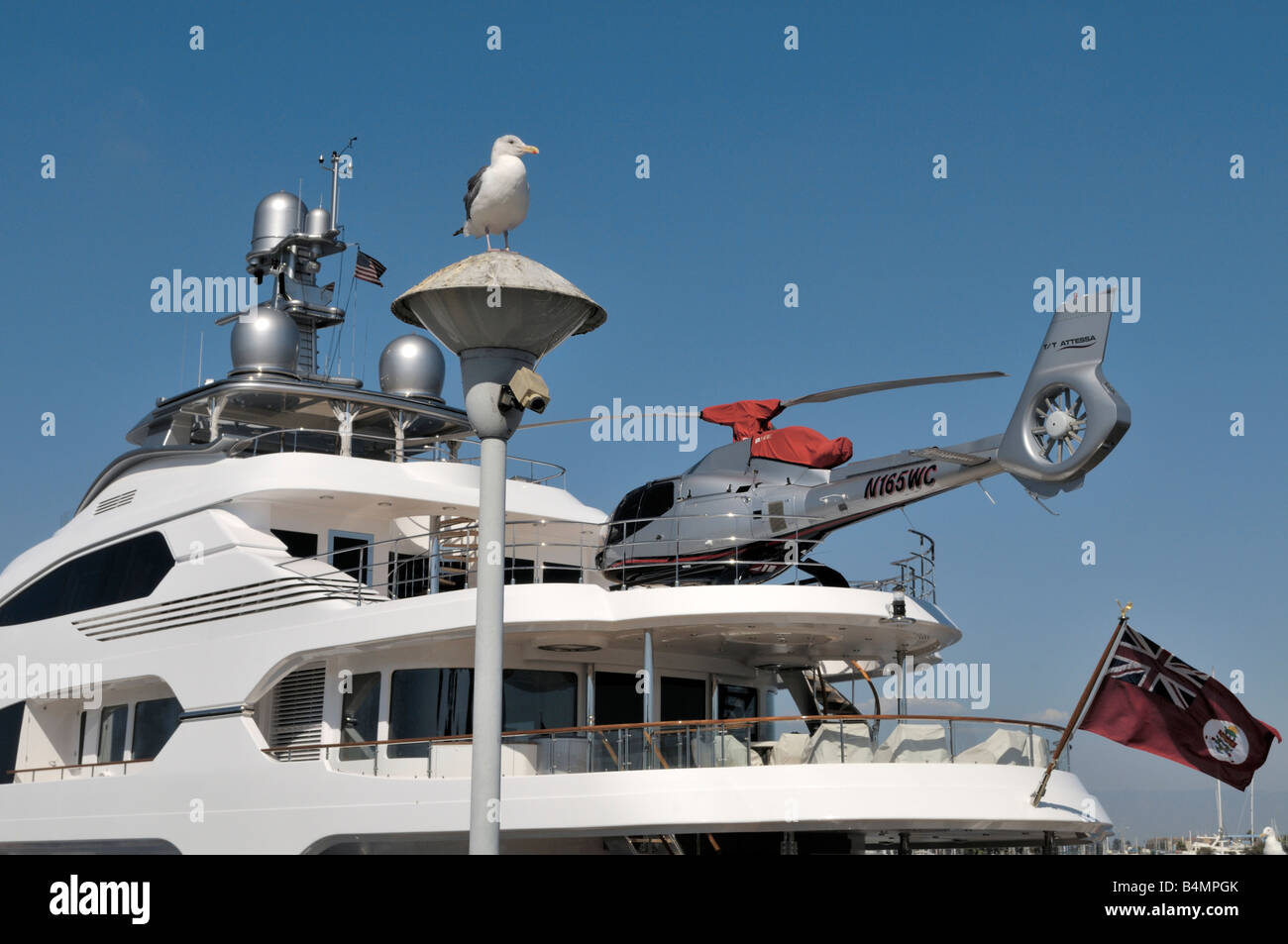 Möwe, eine Pause auf der Oberseite Laternenpfahl - hinter außergewöhnliche Yacht Travel Stockfoto