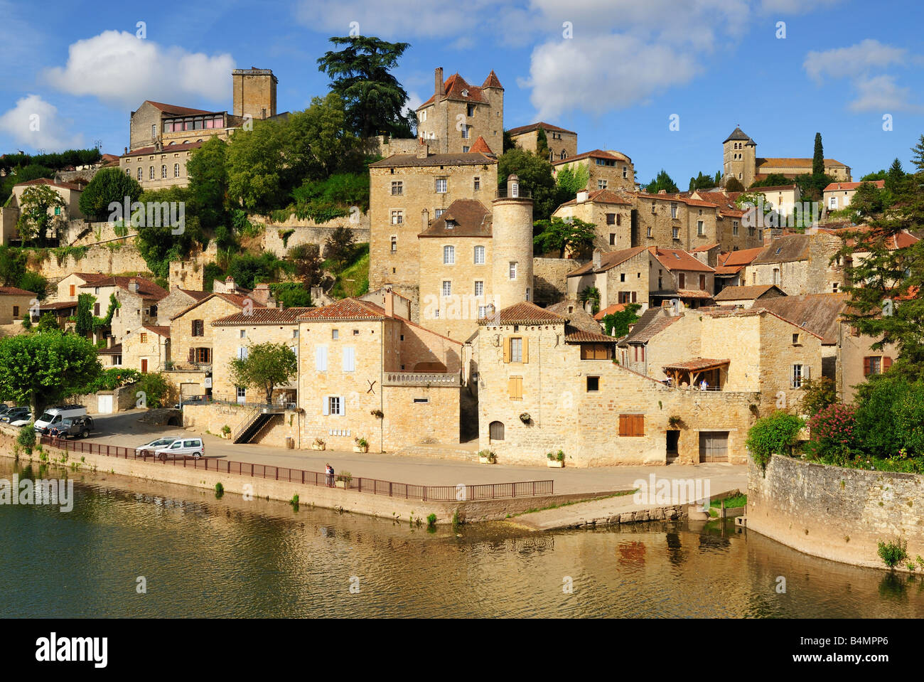 Mittelalterliche Dorf von Puy l'Eveque auf dem Fluss Lot, Midi-Pyrenäen, Frankreich Stockfoto