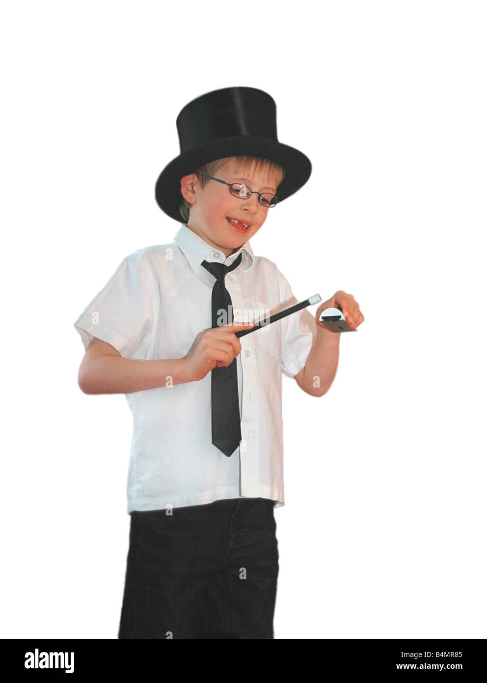 Ein kleiner Junge zeigt seine Fähigkeiten als Magier. Stockfoto