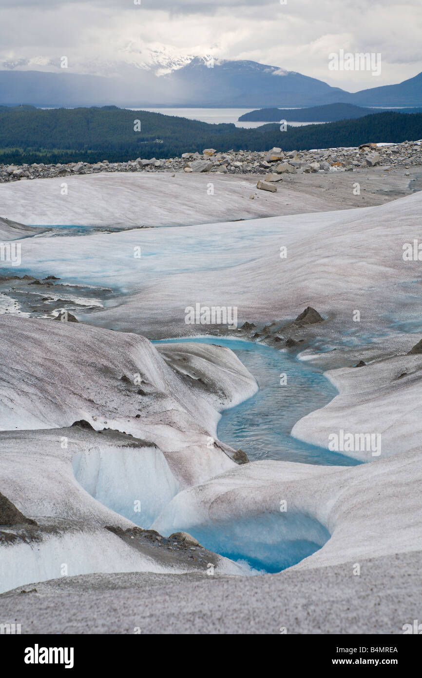 Ströme von tiefblauen Wasser Form interessante Muster beim laufen auf der Oberfläche der Mendenhall-Gletscher in Alaska Stockfoto