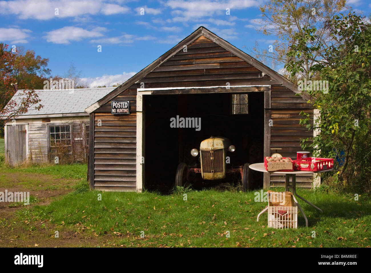 Eine alte Traktor geparkt in einer alten Scheune in West Newbury Massachusetts Stockfoto