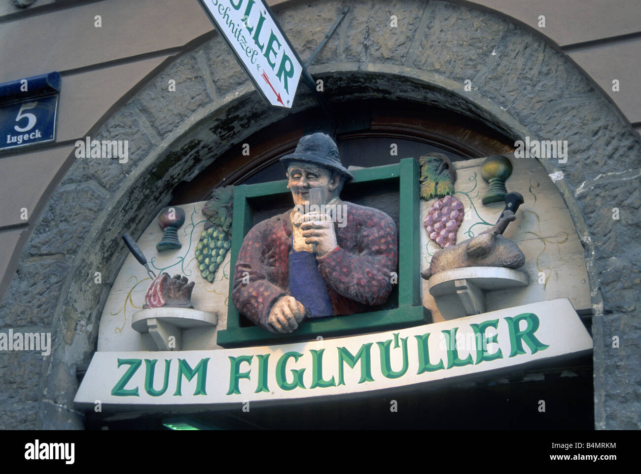 Schild am Eingang zum Figlmueller Restaurant in Wien Stockfoto