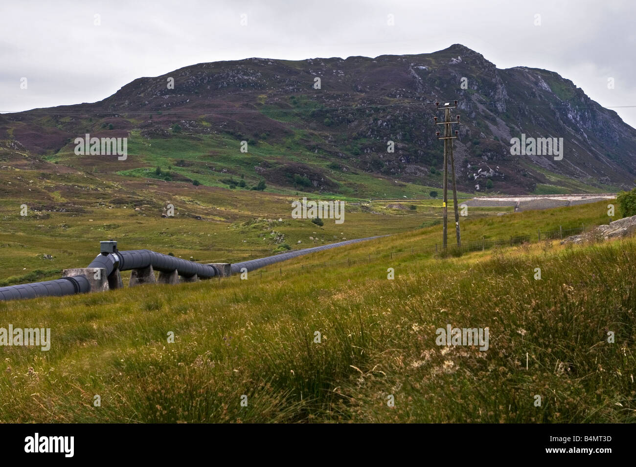 5km lange Überlandleitung Wasserholen aus Cowlyd Reservoir, Dolgarrog elektrische Wasserkraftwerk mit "Schwanenhals" Stockfoto