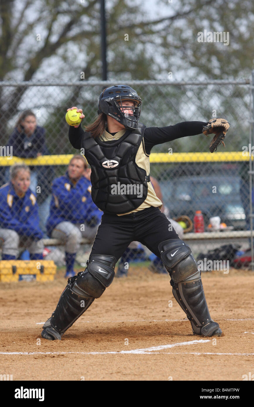 Eine High School weibliche Catcher wirft den Ball während des Spiels eine Bunt von HomeBase in Connecticut USA Stockfoto