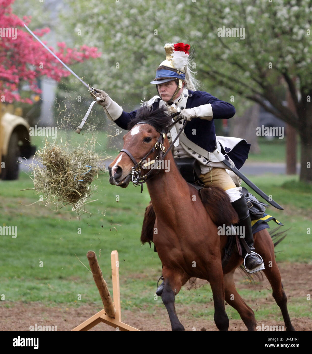 Mitglieder des 2nd Continental Light Dragoons "Sheldons Pferd" demonstrieren Schwertkampf-Techniken in einer CT-Schule (USA) Stockfoto