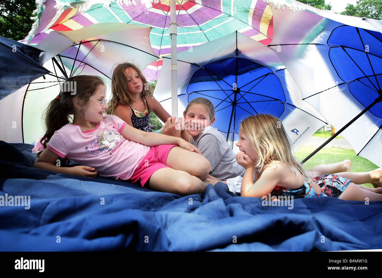 Kinder spielen in einem hausgemachten Zelt in ihrem Vorgarten in Connecticut USA Stockfoto