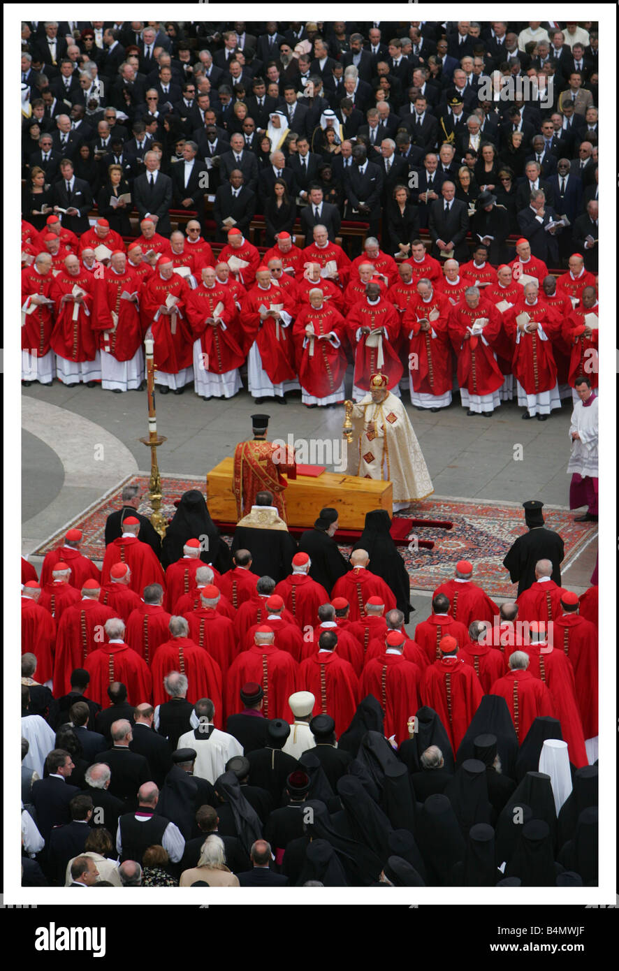 Papst Johannes Paul II Beerdigung in St Peters Sq Rom der Totenmesse wurde von Zehntausende in die quadratische Folienskripten über 200 führenden Politiker der Welt beobachtet. Stockfoto