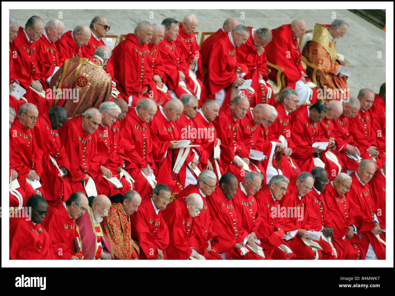 Papst Johannes Paul II Beerdigung in St Peters Sq Rom der Totenmesse wurde von Zehntausende in die quadratische Folienskripten über 200 führenden Politiker der Welt beobachtet. Stockfoto