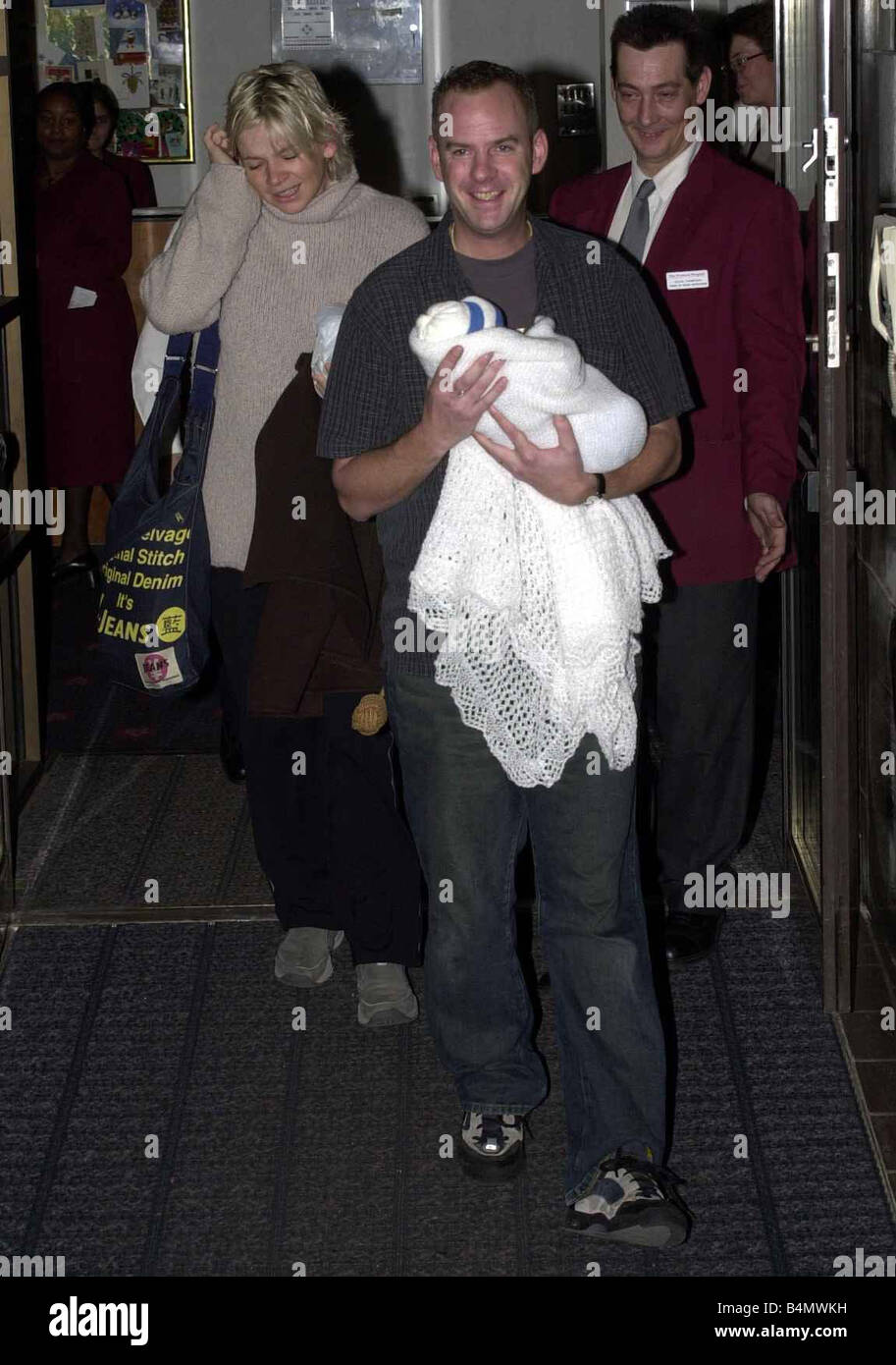 TV-Moderatorin und DJ Zoe Ball war Dezember 2000 verlassen die Portland Hospital mit Neugeborenen jungen Woody und eskortieren sie Ehemann Norman Cook alias Fat Boy Slim Stockfoto