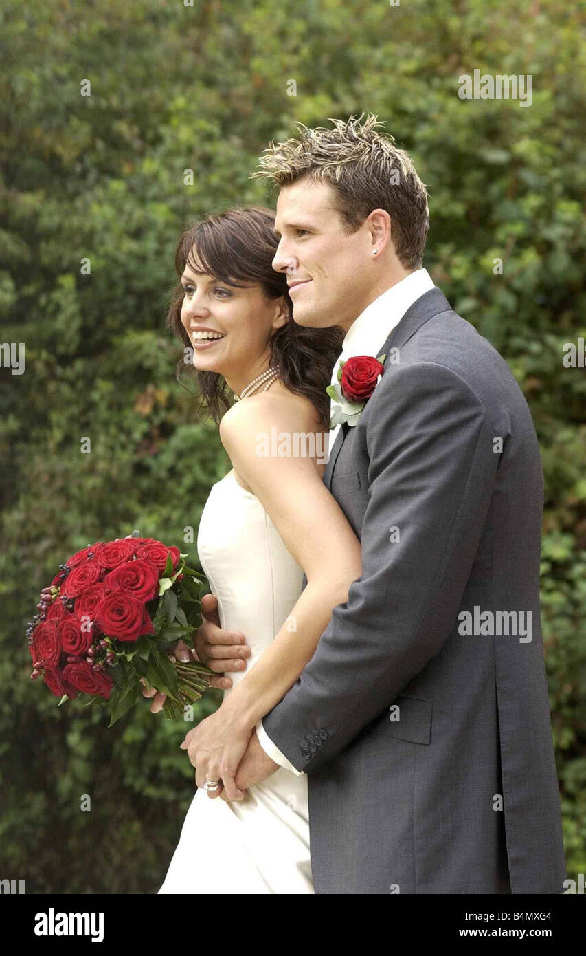 James Cracknell und Beverley Turner Hochzeitstag Oktober 2002 Olympischen Goldmedaillengewinner und TV-Moderatorin abgebildet, nach der Heirat im Clearwell Burg Gloucestershire Sport Entertainment Kleidung tragen Hochzeit Kleid Romantic Stockfoto