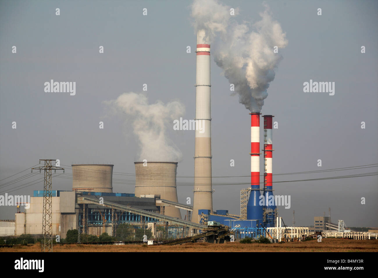 Maritsa Iztok ist der größte Kohlemine in Bulgarien die Kohlen liegt 60 Meter unter der Erde sind und die Schicht der Kohle ist rund 20 Meter die Kohlen werden verwendet für die Erzeugung von Strom durch verbrennen die Kohlemine 85 der Land s Energie der US liefert ist der größte Stakeholder dieser Firma viele große Bagger bis zu 70 Meter hohen sind Tag und Nacht Stockfoto