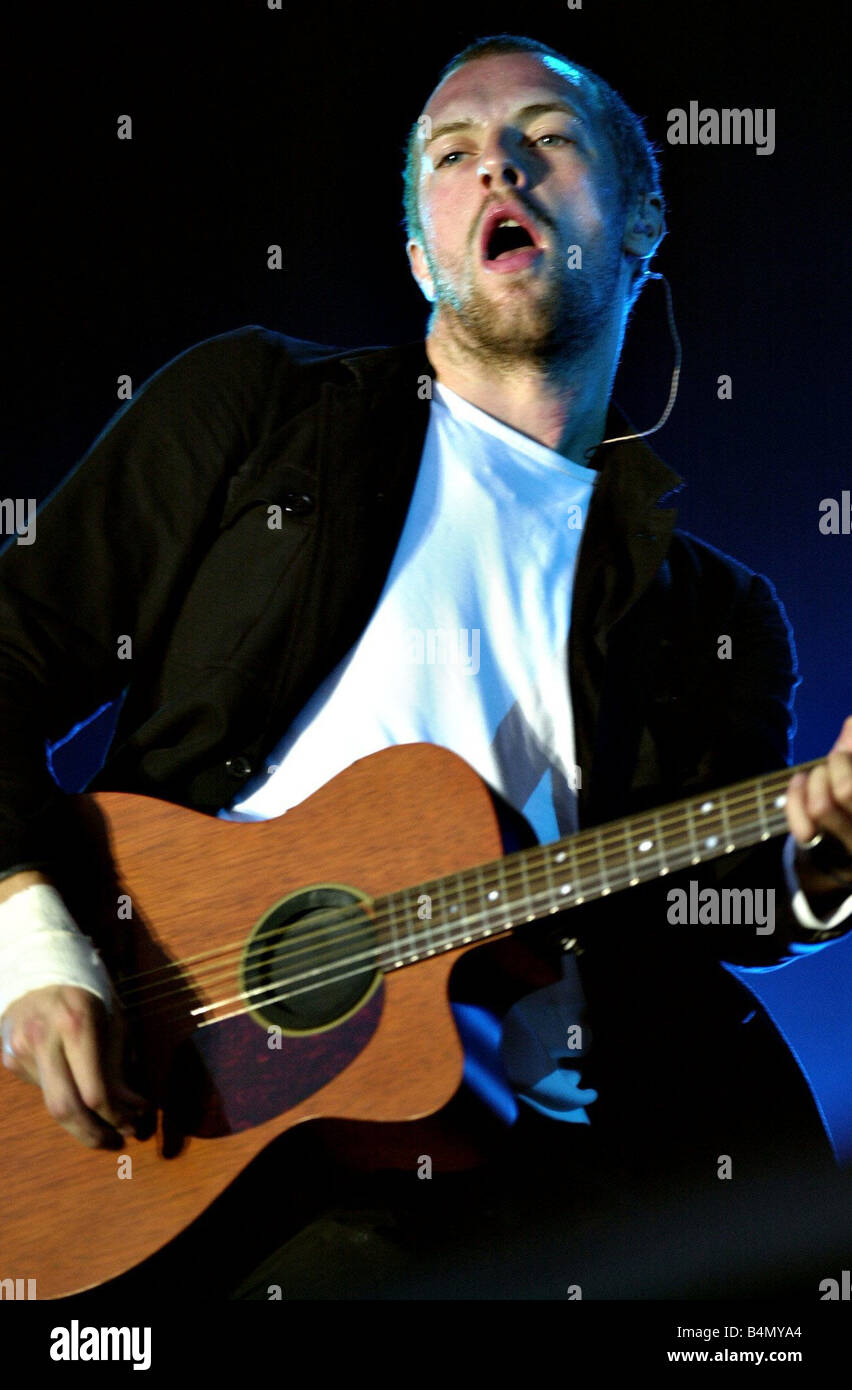 Chris Martin auf der Bühne beim T In The Park Juli 2003 Stockfoto