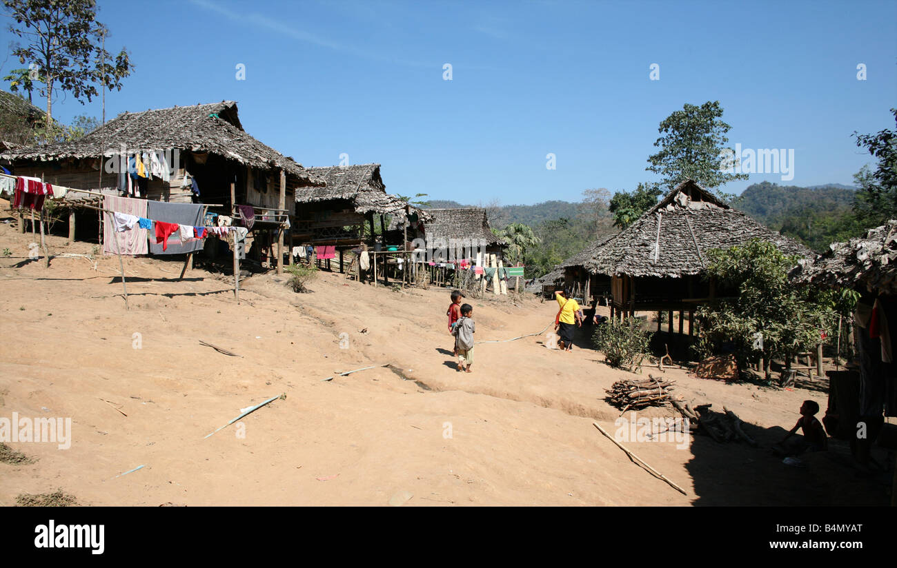 Ansicht des Lagers birmanischen Vertriebenen In Myanmar Birma Tausende von Menschen siedelten sich in der Nähe von der Grenze als Folge der Unterdrückung in ihrem Heimatland um 200 birmanischen Vertriebenen, in La niedergelassen haben pro Her ein Dorf auf der burmesische Seite der Grenze zu Thailand in der Nähe der thailändischen Stadt von Mae Sot sie weigern sich, die Grenze zu überqueren, weil sie in ihrer Heimat dieser Flüchtlinge bleiben wollen unterstützen die Rebellenbewegung namens Straflosigkeit Karen National Liberation Armee, die im östlichen Myanmar Jan 2007 arbeitet Stockfoto