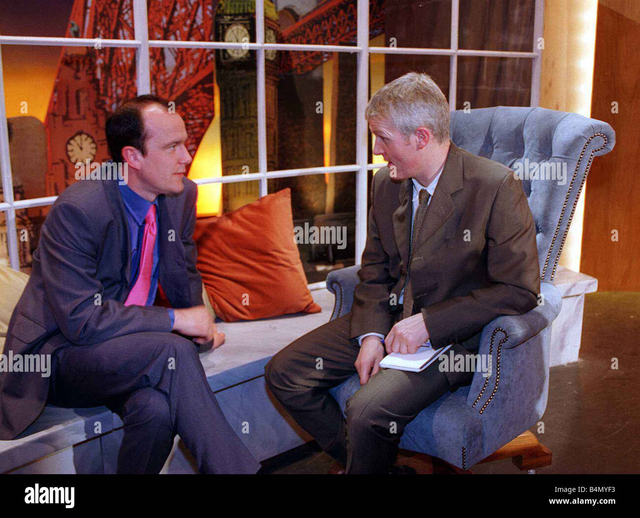 Jack Docherty im Gespräch mit Daily Record Journalist Aidan Smith im Channel 5 Studio April 1997 Stockfoto