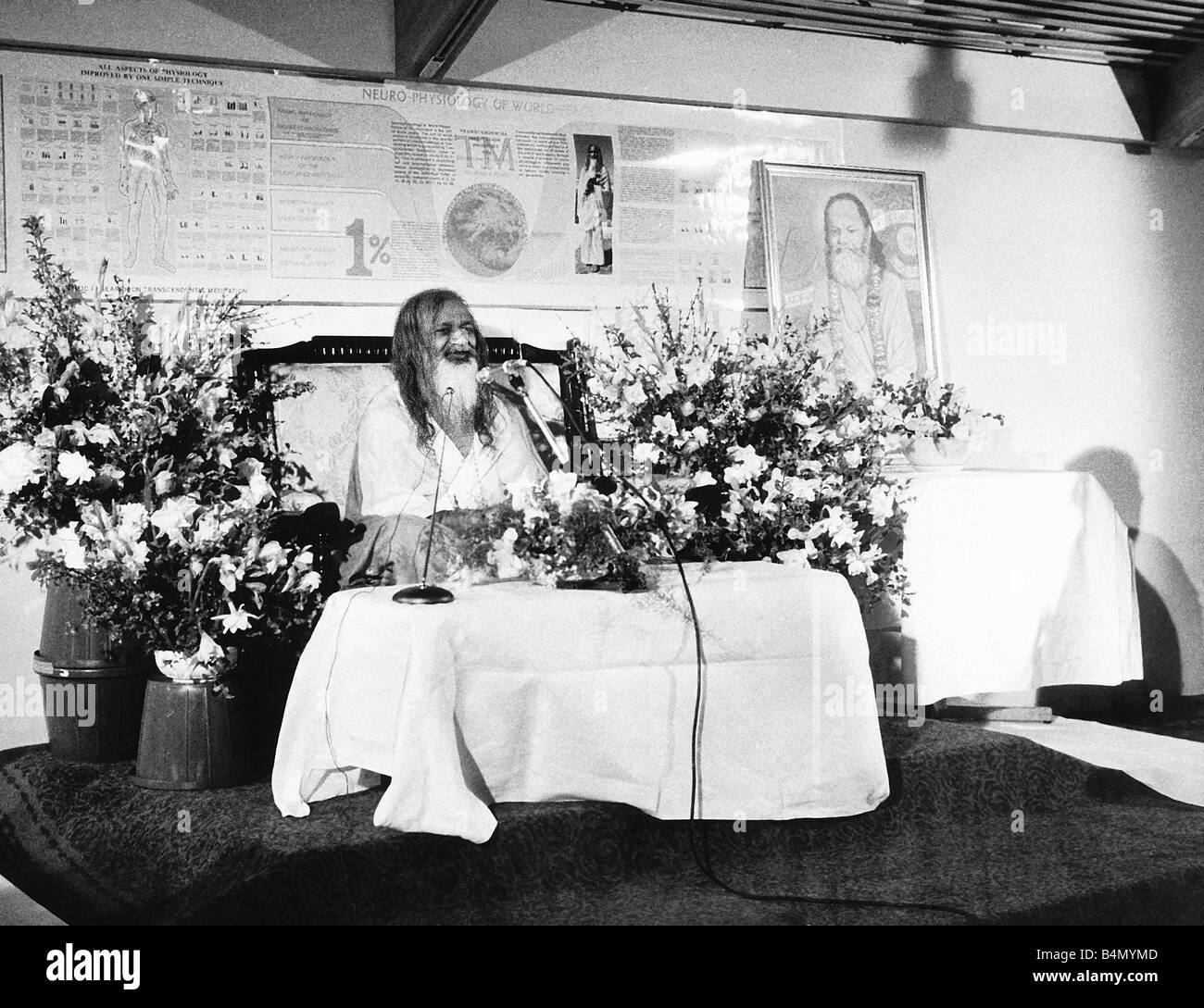 Maharishi Mahesh Yogi auf einer Pressekonferenz in der Royal Festival Hall London ist er auf eine Weltreise in das Zeitalter der Aufklärung einläuten Stockfoto