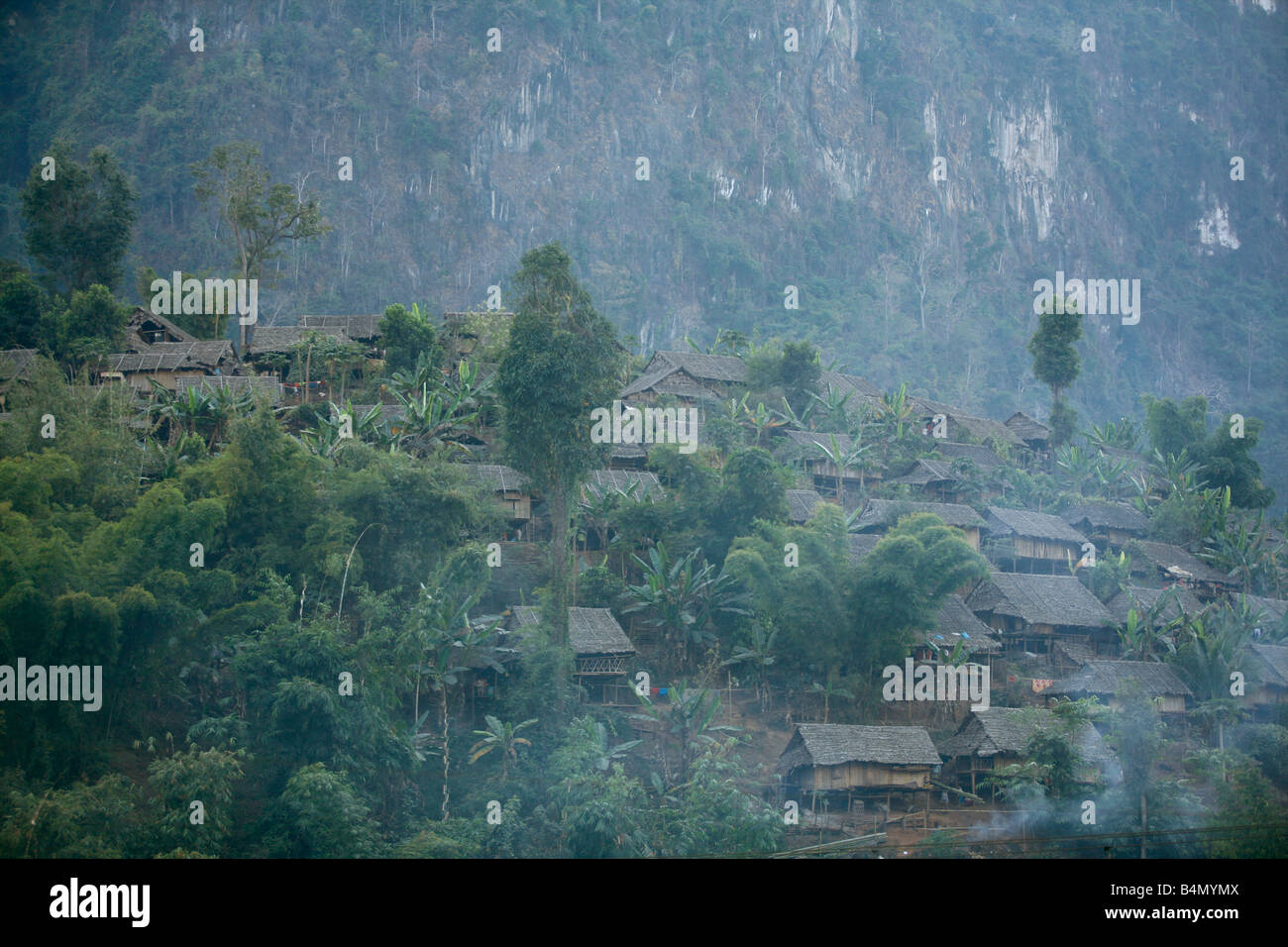 Familie Hütten auf einem Hügel in Mae Sot um 130 000 burmesischen Flüchtlinge siedelten in Thailand wegen Unterdrückung in ihrer Heimat Myanmar Burma etwa 30 000 Flüchtlinge leben heute im Westen Thailands Mae Sot und erhalten humanitäre Hilfe ein weiteres 200 birmanischen Flüchtlinge in La pro Her ein Dorf auf der burmesische Seite der Grenze zu Thailand den Müll niedergelassen haben zu überqueren, weil sie in ihrer Heimat bleiben diese Flüchtlinge wollen unterstützen die Rebellenbewegung Straflosigkeit Karen National Liberation Army betreibt in östlichen Birma Jan 2007 Stockfoto