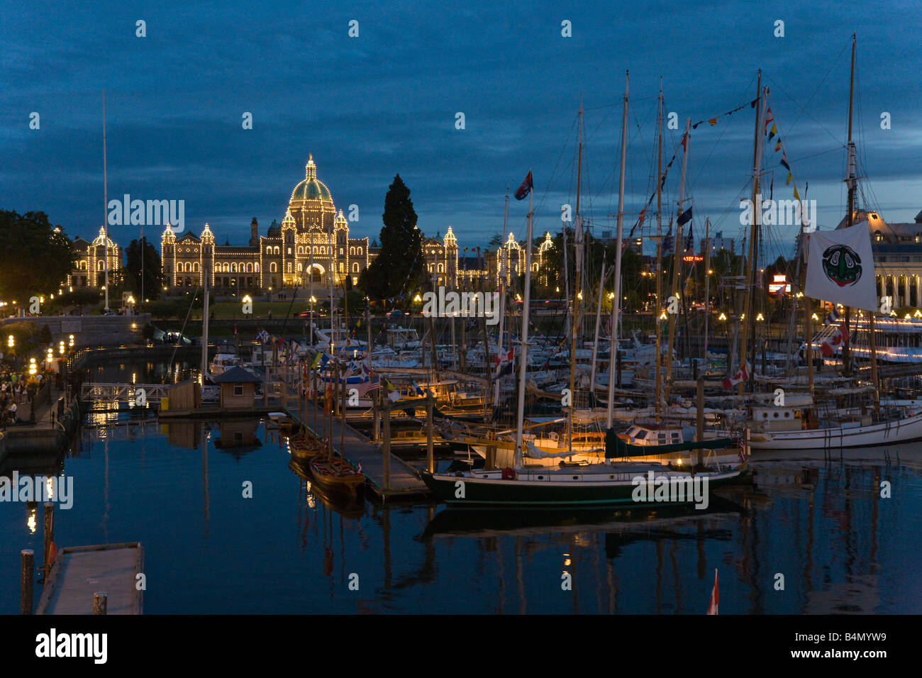 Große Schiffe füllen den Hafen bei Sonnenuntergang während des Tall Ships Festivals in Victoria, British Columbia Stockfoto