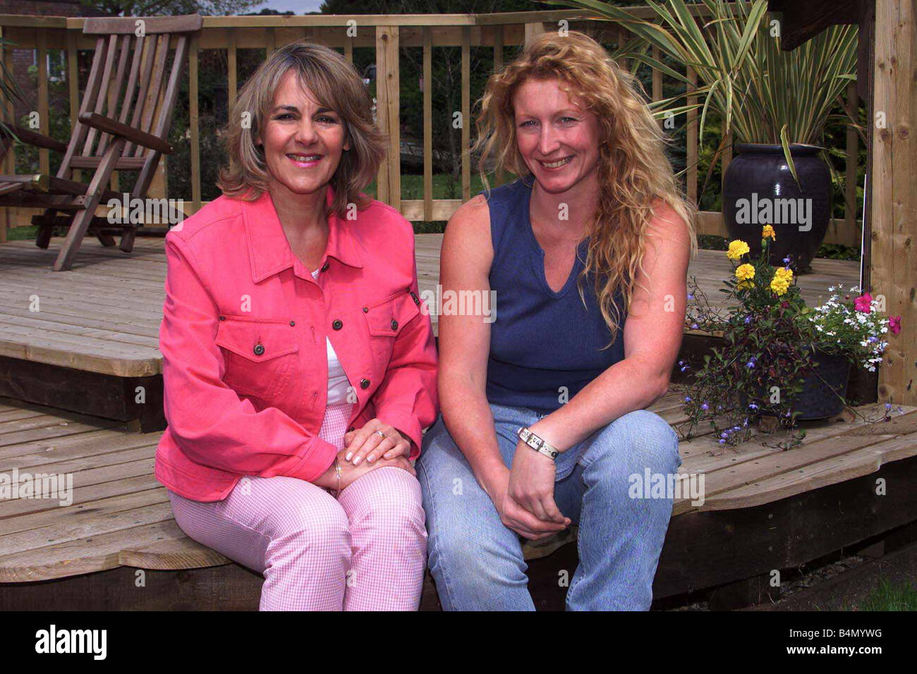 Charlie Dimmock TV-Moderatorin Gärtner Juli 1999 im Bild mit Nina Myskow Mirror Personal Journalist bei dem Wetter in Romsey Hampshire Stockfoto