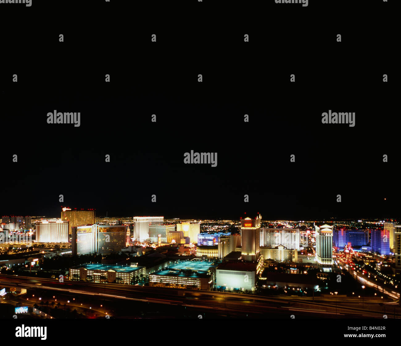 Hohen Winkel Nachtansicht der Casinos am Las Vegas Boulevard, Blick nach Osten Stockfoto
