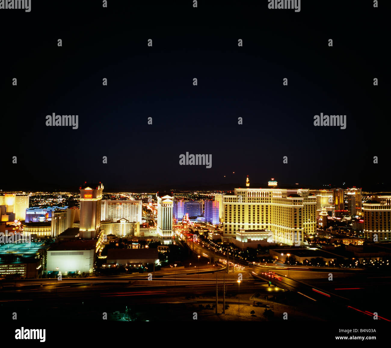 Hohen Winkel Nachtansicht der Casinos am Las Vegas Boulevard, Blick nach Osten Stockfoto