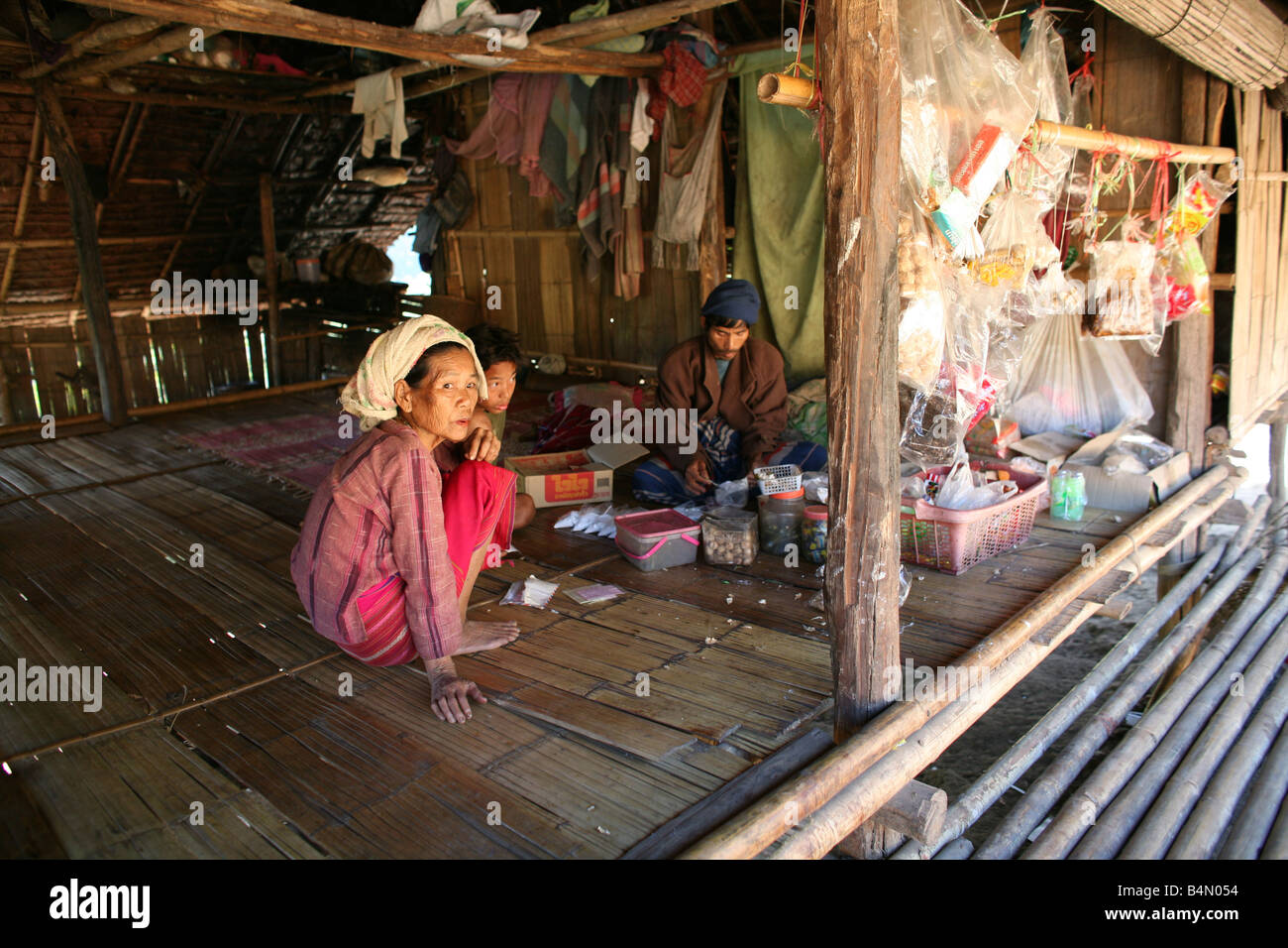 Birmanischen Familie in einer Hütte in den Vertriebenen Dorf nahe der thailändischen Grenze In Myanmar Birma Tausende von Menschen siedelten sich in der Nähe von der Grenze als Folge der Unterdrückung in ihrem Heimatland um 200 birmanischen Vertriebenen, in La niedergelassen haben pro Her ein Dorf auf der burmesische Seite der Grenze zu Thailand in der Nähe der thailändischen Stadt von Mae Sot sie weigern sich, die Grenze zu überqueren, weil sie in ihrer Heimat dieser Flüchtlinge bleiben wollen unterstützen die Rebellen Bewegung mit dem Namen Straflosigkeit Karen National Liberation Army betreibt in östlichen Birma Jan 2007 Stockfoto