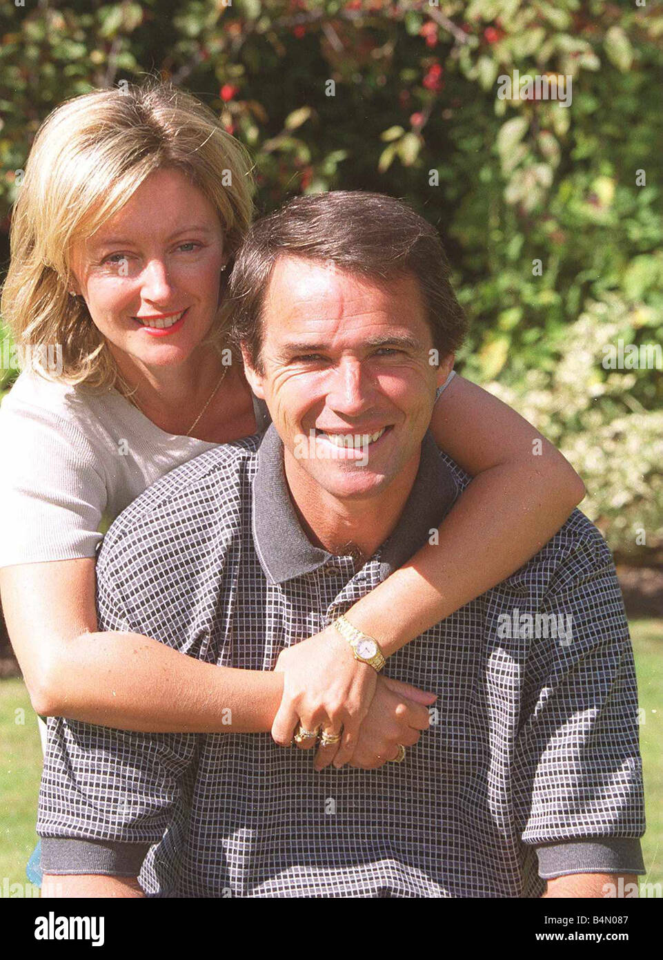 Alan Hansen BBC Sport-Moderator September 1999 im Bild zu Hause mit Frau Janet Hansen Stockfoto