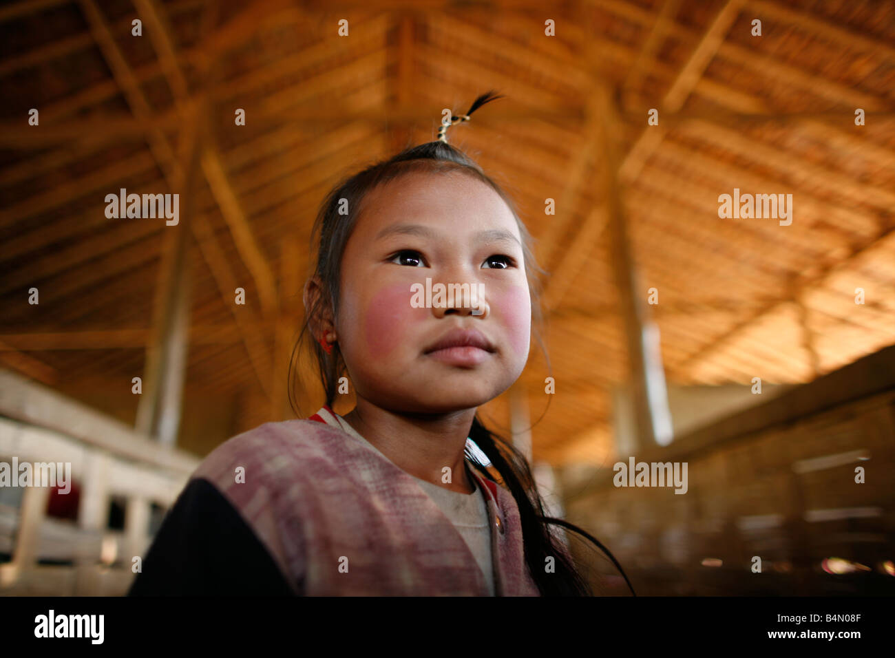 Porträt eines jungen Mädchens an der Dorfschule in La pro Her In Myanmar Birma Tausende von Menschen sich, in der Nähe von der Grenze als Folge der Unterdrückung in ihrem Heimatland um 200 birmanischen Vertriebene in La angesiedelt haben pro Her niedergelassen haben ein Dorf auf der burmesische Seite der Grenze zu Thailand in der Nähe der thailändischen Stadt von Mae Sot sie weigern sich, die Grenze zu überqueren, weil sie in ihrer Heimat dieser Flüchtlinge bleiben wollen unterstützen die Rebellen Bewegung mit dem Namen Straflosigkeit Karen National Liberation Army betreibt in östlichen Birma Jan 2007 Stockfoto