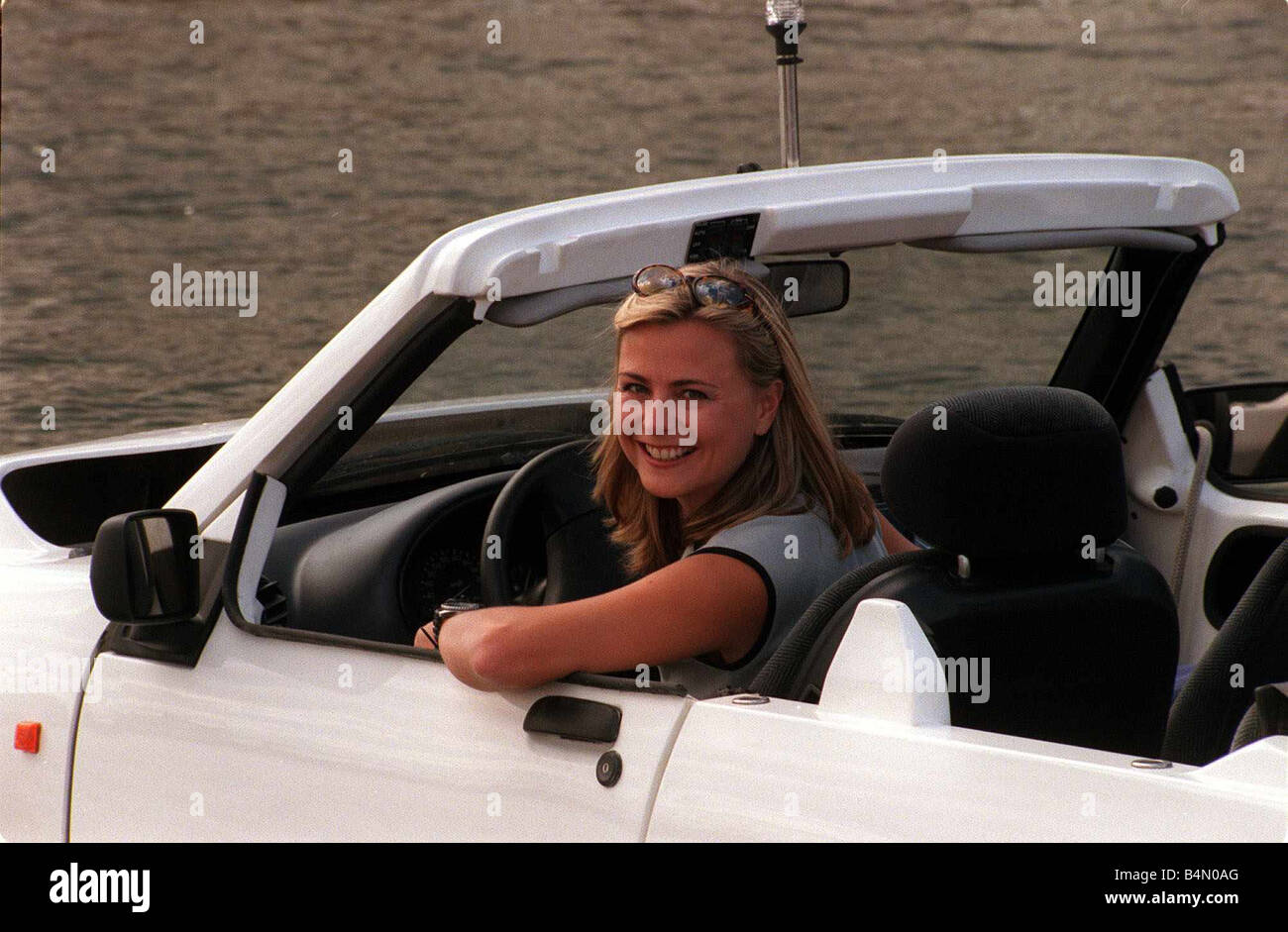 Philippa Forrester TV-Moderatorin August 1999 an der London auf Wasser Festival Docklands abgebildet in das amphibische Fahrzeug Stockfoto
