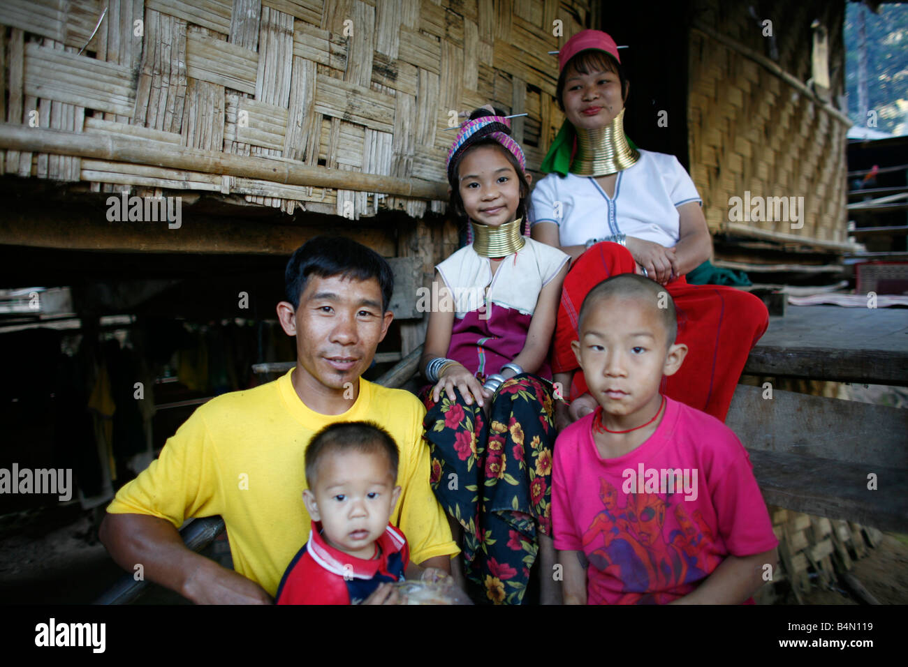 Eine Longneck-Familie Leben im Flüchtlingslager rund 300 birmanischen Flüchtlinge in Thailand Mitglieder der indigenen Gruppe bekannt sind als die Longnecks, die größte der drei Dörfer wo live Longnecks Nai Soi genannt befindet sich in der Nähe von Mae Hong Son Stadt longnecks, Metallringe auf den Hals tragen, die das Schlüsselbein nach unten drücken und den Hals zu verlängern sind eine touristische Attraktion Touristen besuchen Nai Soi zu fotografieren die Longnecks und ihr Kunsthandwerk kaufen die Dörfer werden von Menschenrechtsorganisationen als menschliche Zoos kritisiert. Stockfoto