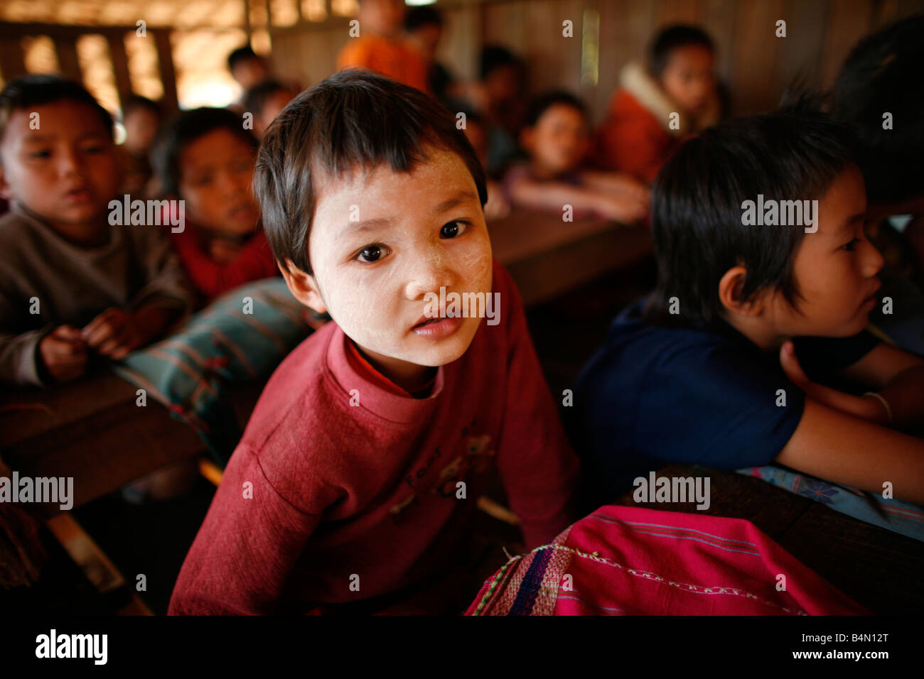 Nahaufnahme eines Kindes der La pro Her Dorfschule in Myanmar In Myanmar Birma Tausende von Menschen sich, in der Nähe von der Grenze als Folge der Unterdrückung in ihrem Heimatland um 200 birmanischen Vertriebene in La angesiedelt haben pro Her niedergelassen haben ein Dorf auf der burmesische Seite der Grenze zu Thailand in der Nähe der thailändischen Stadt von Mae Sot sie weigern sich, die Grenze zu überqueren, weil sie in ihrer Heimat dieser Flüchtlinge bleiben wollen unterstützen die Rebellen Bewegung mit dem Namen Straflosigkeit Karen National Liberation Army betreibt in östlichen Birma Jan 2007 Stockfoto