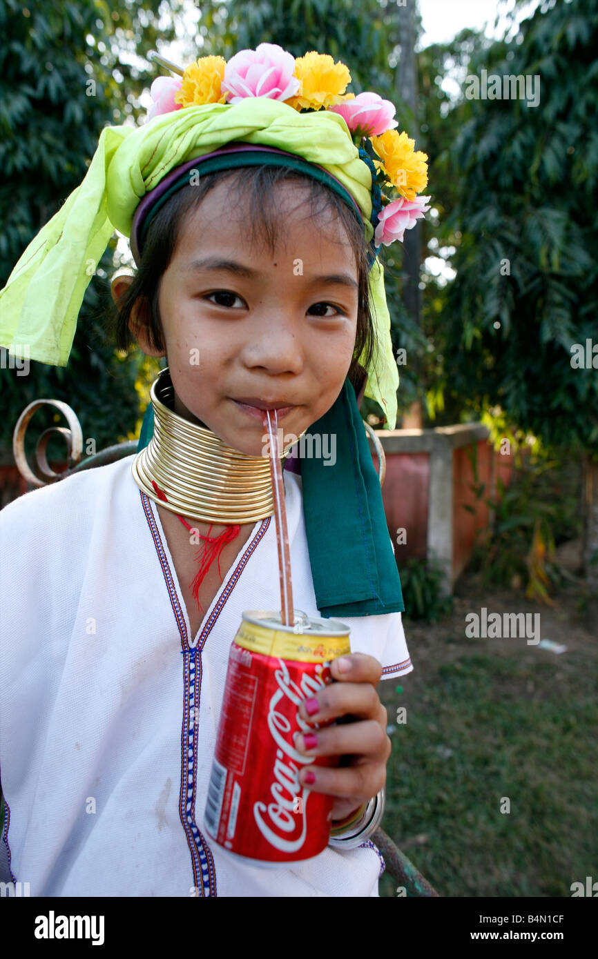 Nahaufnahme eines Longneck Mädchen trinken eine Cola ca. 300 birmanischen Flüchtlinge in Thailand Mitglieder der indigenen Gruppe bekannt sind als die Longnecks, die größte der drei Dörfer wo live Longnecks Nai Soi genannt befindet sich in der Nähe von Mae Hong Son Stadt longnecks, tragen Metallringe auf den Hals, die das Schlüsselbein nach unten drücken und verlängern dem Hals, sie sind, eine touristische Attraktion Touristen besuchen Nai Soi zu fotografieren die Longnecks und ihr Kunsthandwerk kaufen die Dörfer werden von Menschenrechtsorganisationen als menschliche Zoos kritisiert. Stockfoto