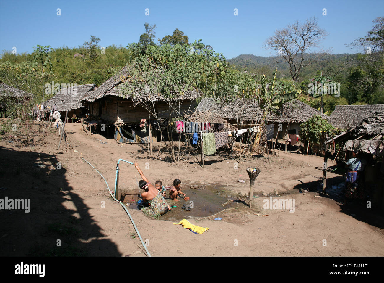 Eine Frau, die ihre Kinder in den Displaced Persons Camp nahe der Grenze zu Thailand In Myanmar Birma Tausende von Menschen siedelten sich in der Nähe von der Grenze als Folge der Unterdrückung in ihrem Heimatland zu waschen unterstützen rund 200 birmanischen Vertriebene in La pro Her niedergelassen haben ein Dorf auf der burmesische Seite der Grenze zu Thailand in der Nähe der thailändischen Stadt von Mae Sot sie weigern sich, die Grenze zu überqueren, weil sie in ihrer Heimat dieser Flüchtlinge bleiben wollen die Rebellenbewegung namens Straflosigkeit Karen National Liberation Army betreibt in östlichen Birma Jan 2007 Stockfoto