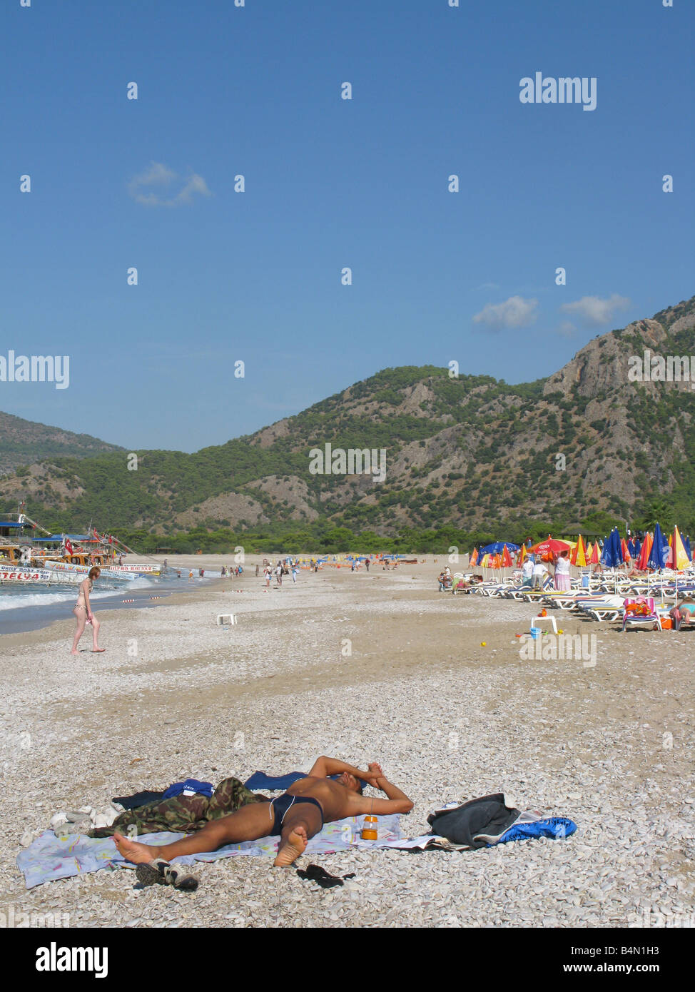 Mann, Sonnenbaden am Kiesstrand, Olu Deniz, Türkei Stockfoto