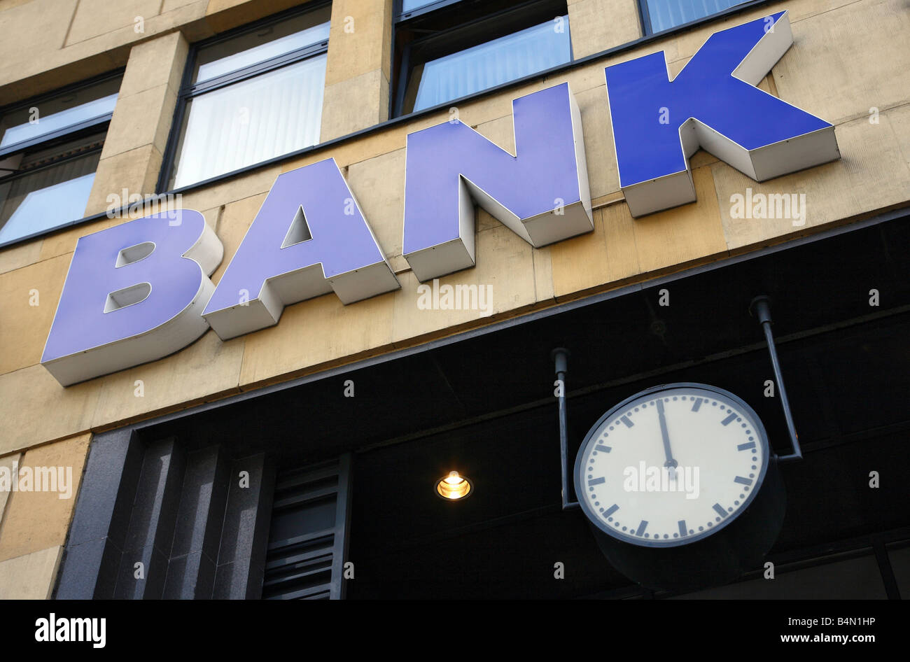 BANK-Zeichen auf ein Gebäude und eine Anzeige 12:00 Uhr Stockfoto