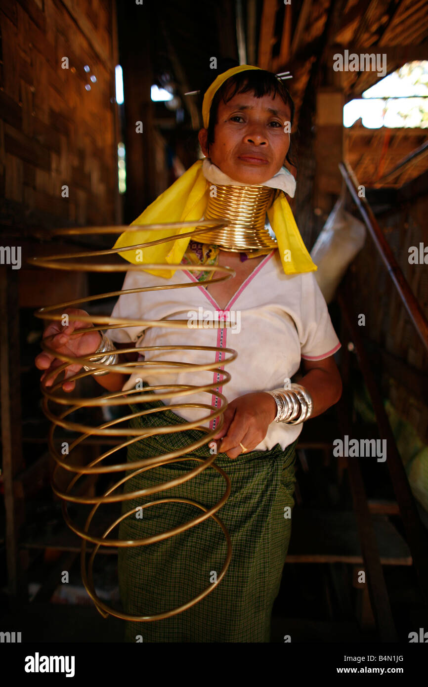 Eine Longneck-Frau zeigt das aufgerollte Metall um den Hals ca. 300 birmanischen Flüchtlinge in Thailand Mitglieder der indigenen Gruppe bekannt als die Longnecks sind getragen heißt die größte der drei Dörfer, wo die Longnecks Leben, Nai Soi befindet sich in der Nähe von Mae Hong Son Stadt Longnecks tragen Metallringe auf den Hals, die das Schlüsselbein fertig drücken und verlängern dem Hals sind sie eine Touristenattraktion, die Touristen Nai Soi besuchen zu fotografieren die Longnecks und kaufen Ihr Kunsthandwerk die Dörfer sind als menschliche Zoos von Menschenrechtsorganisationen kritisiert. Stockfoto