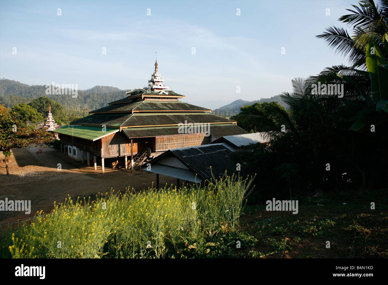 Tempel auf einem Hügel im Mai Soi Thailand in der Nähe leben etwa 300 burmesischen Flüchtlinge, die Mitglieder der indigenen Gruppe bekannt als die Longnecks, die größte der drei Dörfer wo live Longnecks Nai Soi genannt befindet sich in der Nähe von Mae Hong Son Stadt longnecks, tragen Metallringe auf den Hals, die das Schlüsselbein nach unten drücken und verlängern dem Hals, sie sind, eine touristische Attraktion besuchen Touristen Nai Soi zu fotografieren die Longnecks und ihr Kunsthandwerk kaufen Die Dörfer sind als menschliche Zoos von Menschenrechtsorganisationen kritisiert. Stockfoto