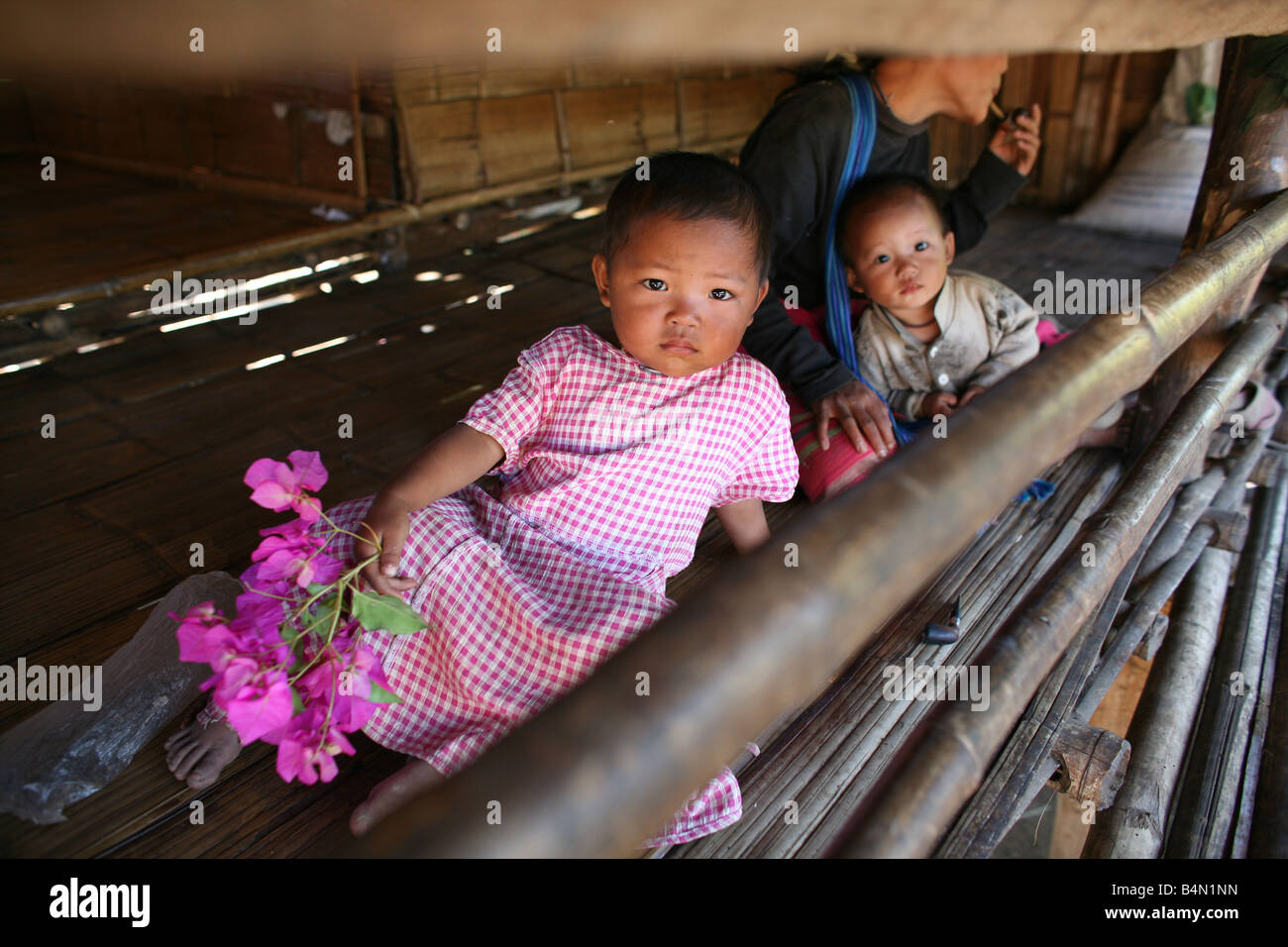 Kinder in einer Hütte im Lager für Displaced Persons in der Nähe der Grenze zu Thailand In Myanmar Birma Tausende von Menschen haben sich angesiedelt nahe der Grenze als Folge der Unterdrückung in ihrem Heimatland um 200 birmanischen verdrängt haben niedergelassen in La pro Her ein Dorf auf der burmesische Seite der Grenze zu Thailand in der Nähe der thailändischen Stadt von Mae Sot sie ablehnen, weil sie wollen, bleiben in ihrer Heimat diese Flüchtlinge unterstützen über die Grenze der Rebellenbewegung namens Straflosigkeit Karen National Liberation Army betreibt in östlichen Birma Jan 2007 Stockfoto