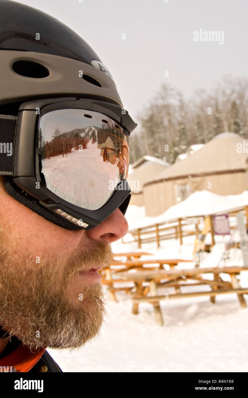 Die Ski-Hügel und Jurten spiegeln sich in der Brille ein Skifahrer im Skigebiet Mount Böhmen in Ufer Upper Peninsula Stockfoto