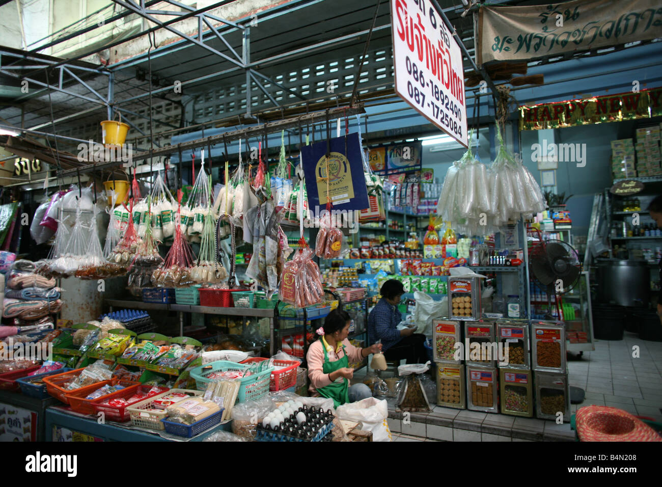 Innenraum eines Supermarktes in der Nähe von Longneck Dorf ca. 300 birmanischen Flüchtlinge in Thailand Mitglieder der indigenen Gruppe bekannt sind als die Longnecks, die größte der drei Dörfer wo live Longnecks Nai Soi genannt befindet sich in der Nähe von Mae Hong Son Stadt longnecks, tragen Metallringe auf den Hals, die das Schlüsselbein nach unten drücken und verlängern dem Hals, sie sind, eine touristische Attraktion Touristen besuchen Nai Soi zu fotografieren die Longnecks und ihr Kunsthandwerk kaufen die Dörfer werden von Menschenrechtsorganisationen als menschliche Zoos kritisiert. Stockfoto