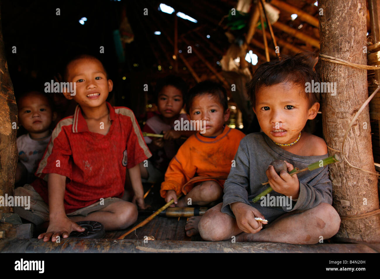 Eine Gruppe von burmesischen Jungen in La pro Her In Myanmar Birma Tausende von Menschen sich, in der Nähe von der Grenze als Folge der Unterdrückung in ihrem Heimatland um 200 birmanischen Vertriebene in La angesiedelt haben pro Her niedergelassen haben ein Dorf auf der burmesische Seite der Grenze zu Thailand in der Nähe der thailändischen Stadt von Mae Sot sie weigern sich, die Grenze zu überqueren, weil sie in ihrer Heimat dieser Flüchtlinge bleiben wollen unterstützen die Rebellenbewegung namens Straflosigkeit Karen Nationale Befreiung-Armee betreibt in östlichen Birma Jan 2007 Stockfoto