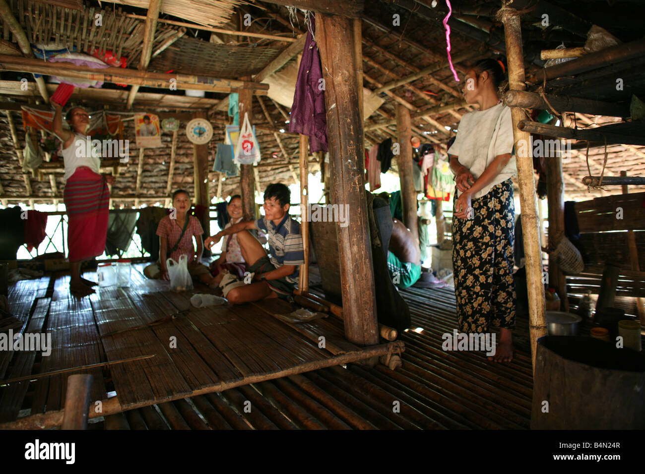 Birmanisch versammelten sich in einer Hütte in den Displaced Persons Camp in der Nähe von Thailand In Myanmar Birma Tausende von Menschen siedelten sich in der Nähe von der Grenze als Folge der Unterdrückung in ihrem Heimatland um 200 birmanischen Vertriebenen, in La niedergelassen haben pro Her ein Dorf auf der burmesische Seite der Grenze zu Thailand in der Nähe der thailändischen Stadt von Mae Sot sie weigern sich, die Grenze zu überqueren, weil sie in ihrer Heimat dieser Flüchtlinge bleiben wollen unterstützen die Rebellenbewegung genannte Straflosigkeit Karen National Liberation Army betreibt in östlichen Birma Jan 2007 Stockfoto