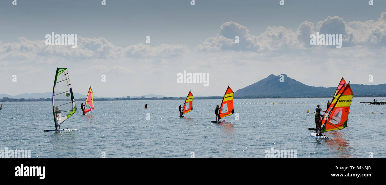 Windsurfer im Widescreen-Format an der Küste von Mallorca Stockfoto