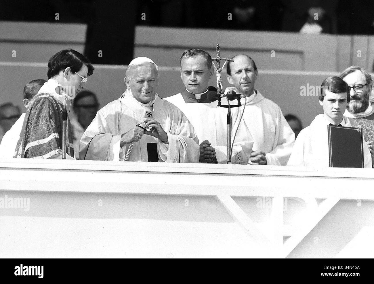 Papst John Paul II Visit Britain 1982 der Papst führt eine Open-Air-Messe im Wembley-Stadion während seines Besuchs in Großbritannien Stockfoto