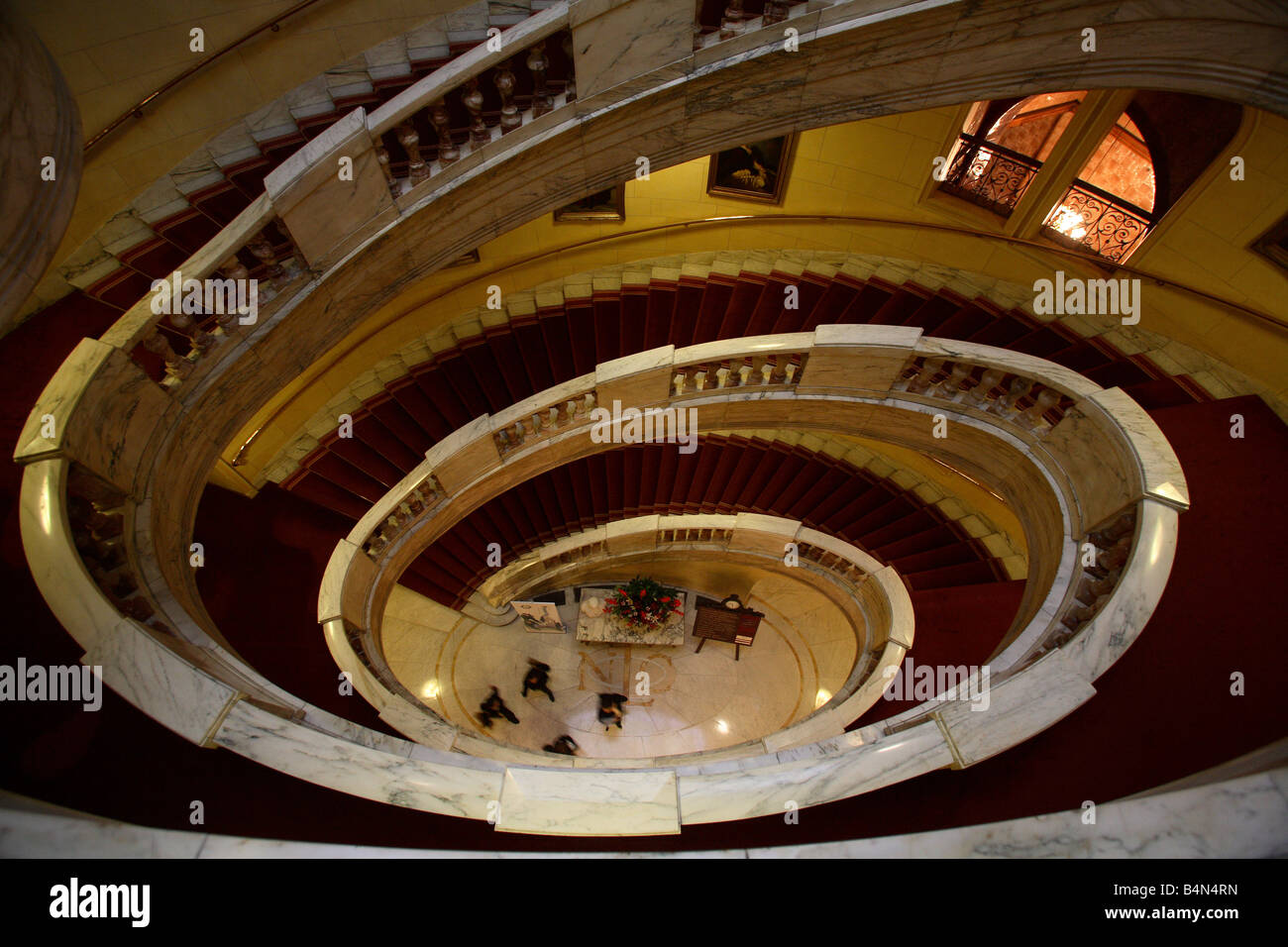 Europas größte freistehende Wendeltreppe, beheimatet in The National Liberal Club, The Royal Horseguards Hotel, ein Whitehall Stockfoto