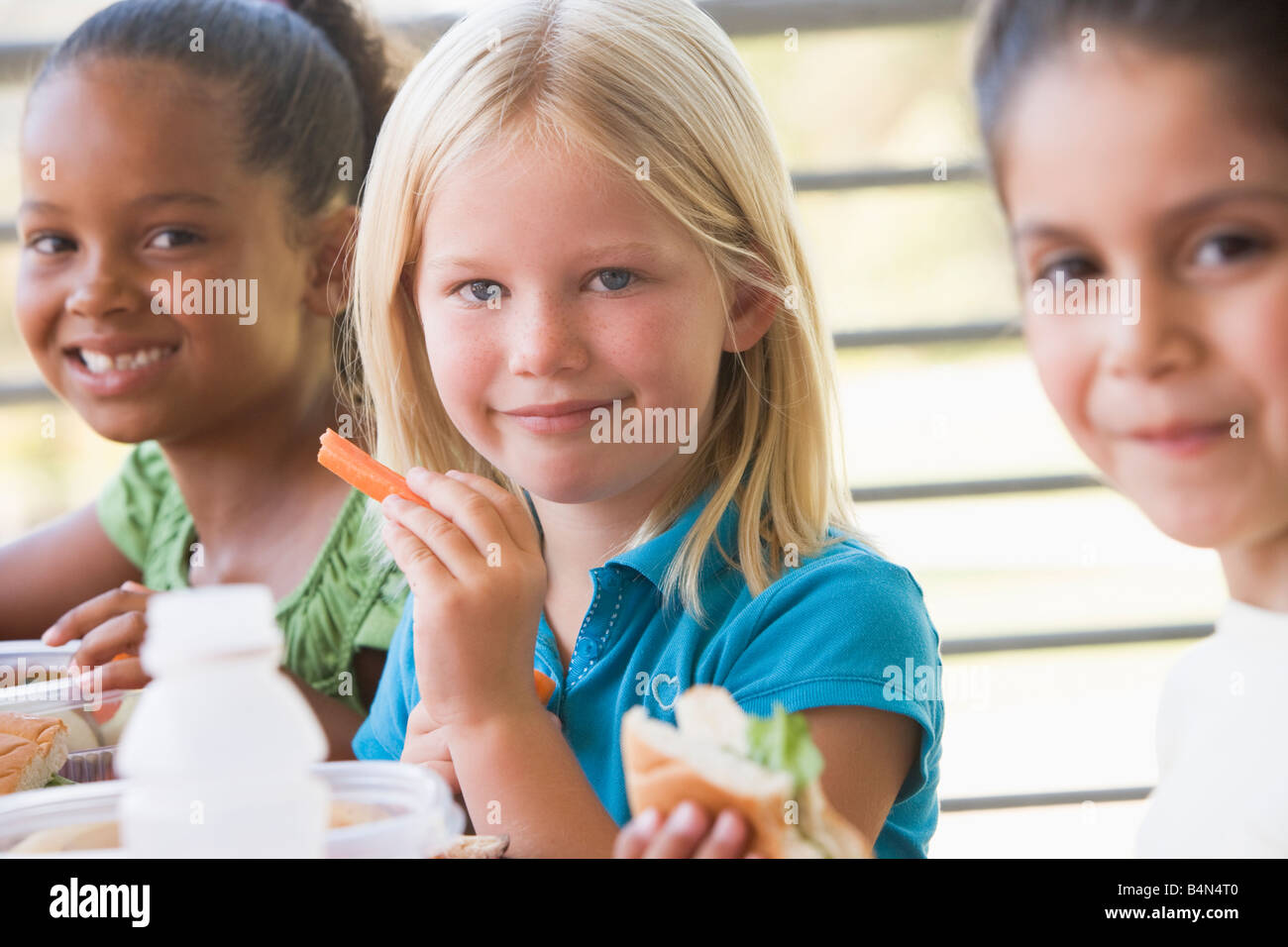 Studenten, die im Freien essen (Tiefenschärfe) Stockfoto