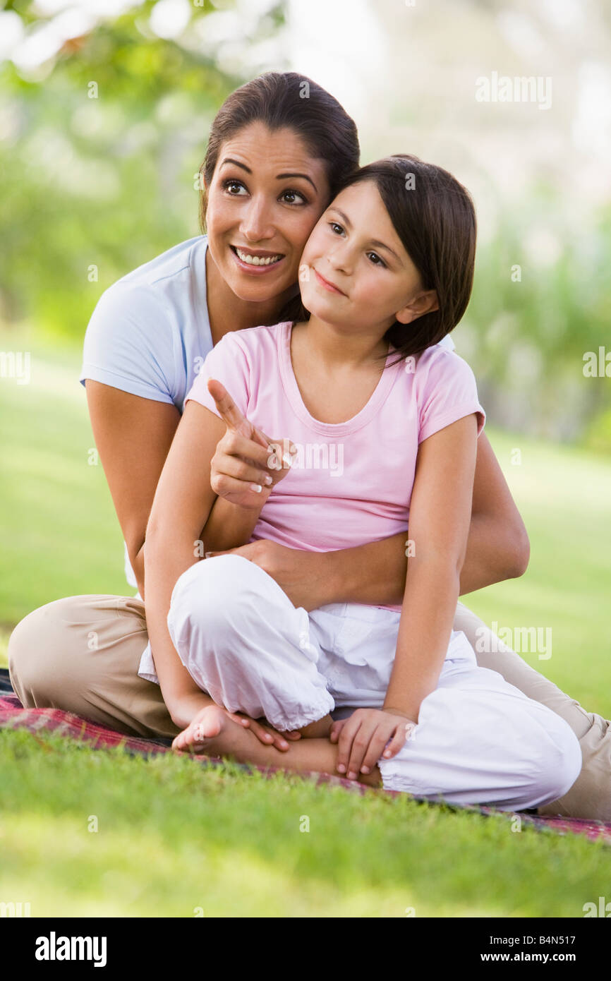 Mutter und Tochter im Freien im Park zeigen und lächelnd (Tiefenschärfe) Stockfoto
